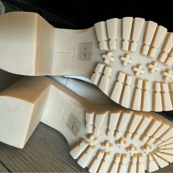 Dolce Vita Waterproof Bootie 6.5 - Picture 5 of 5